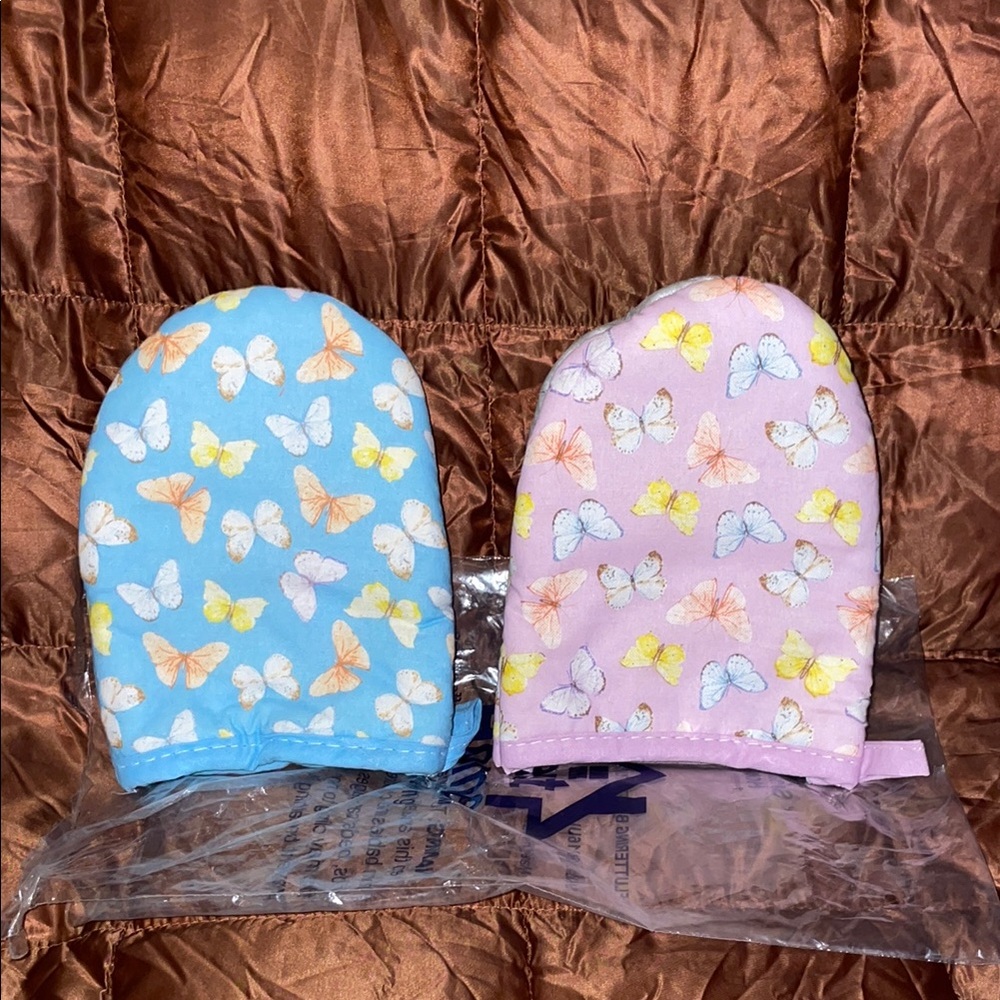 NIB Butterfly Print Oven mitts.